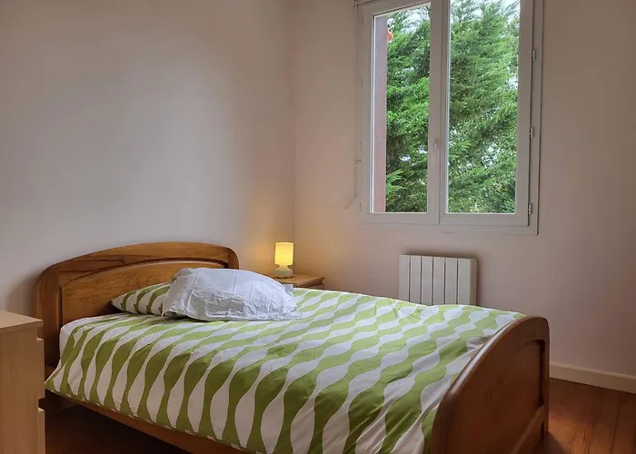 Maison De Famille Avec Jardin Clos Et Terrasse Proche De La - Fr-1-788-31 *